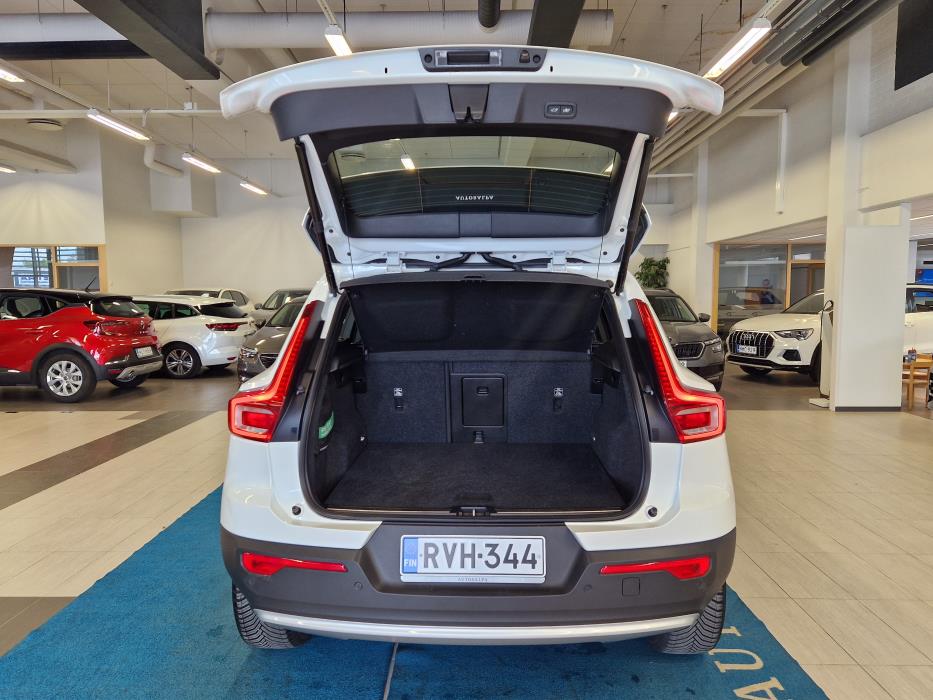 VOLVO XC40 2024