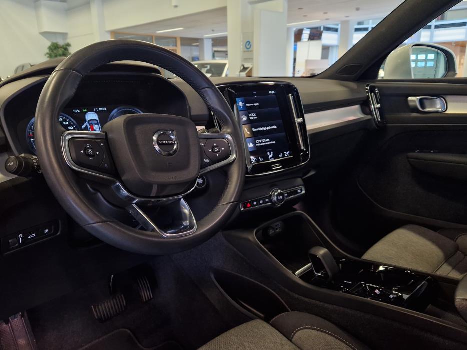 VOLVO XC40 2024
