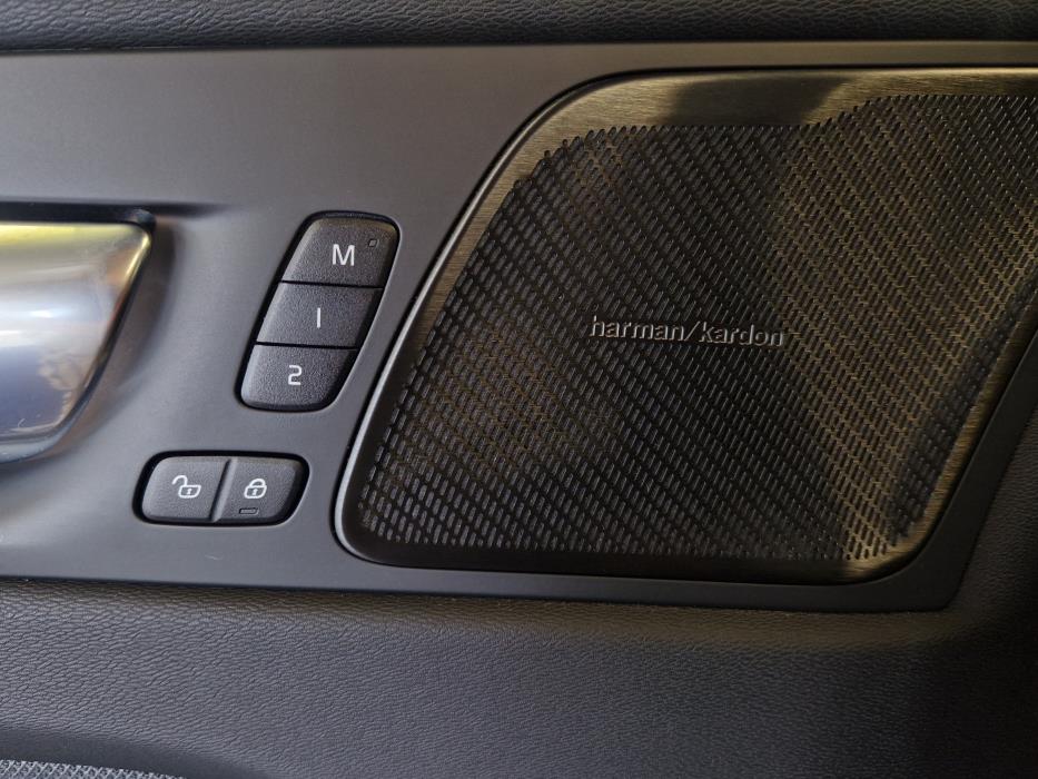 VOLVO XC60 2025