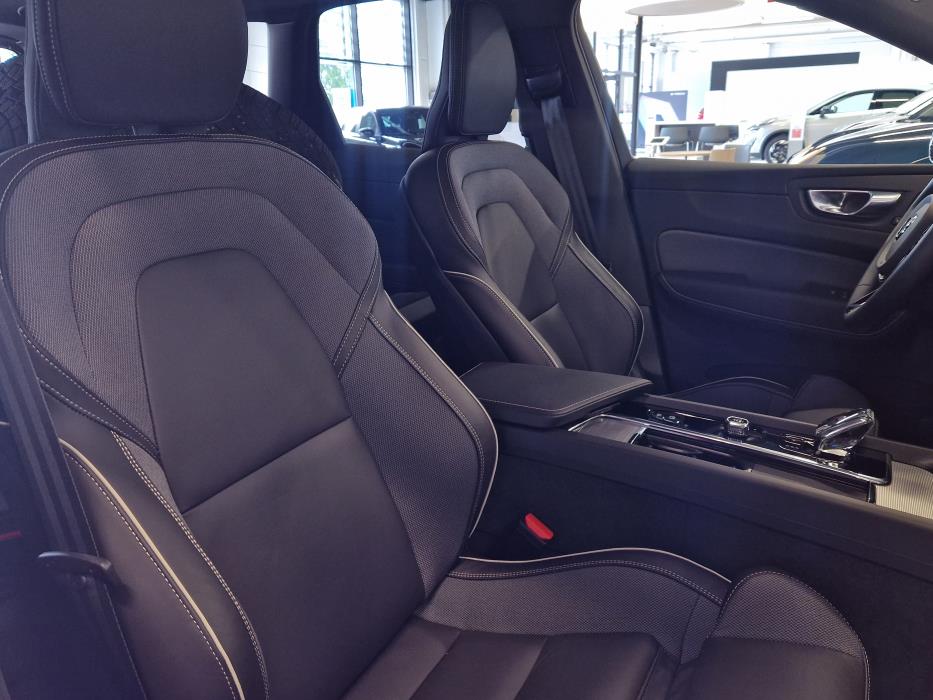 VOLVO XC60 2025