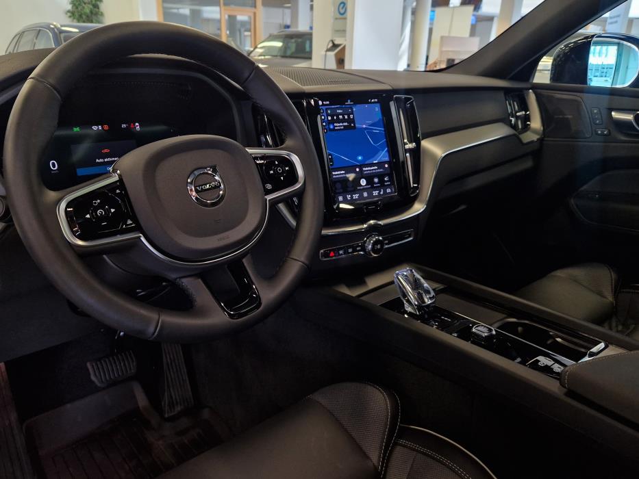VOLVO XC60 2025