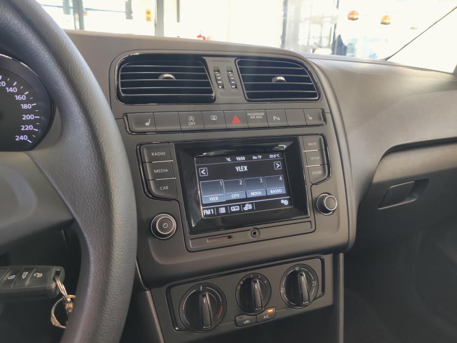 VOLKSWAGEN Polo 2016