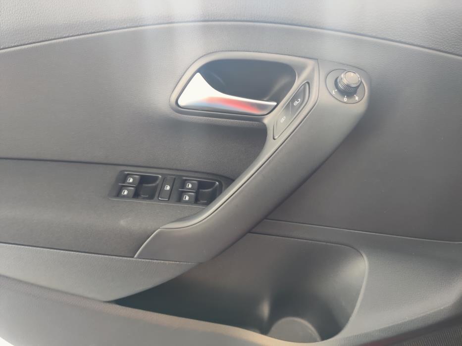 VOLKSWAGEN Polo 2016