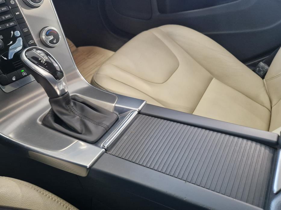 VOLVO V60 2015