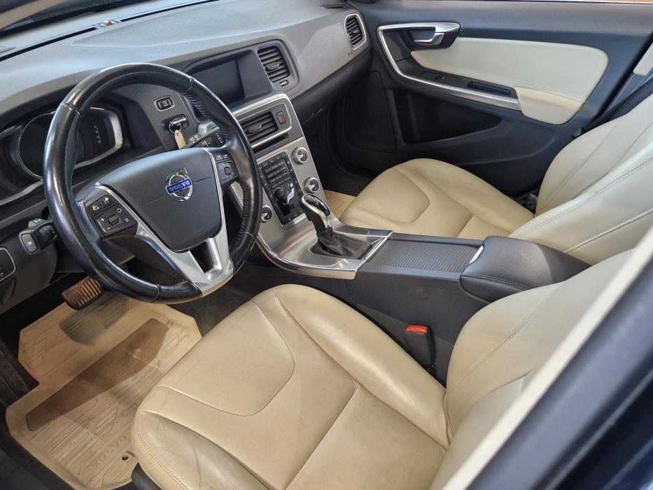 VOLVO V60 2015