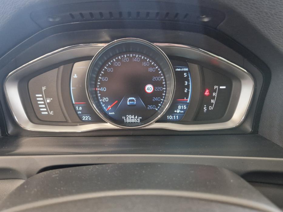 VOLVO V60 2015