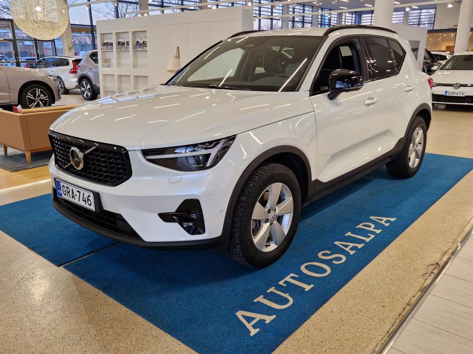 VOLVO XC40 2025