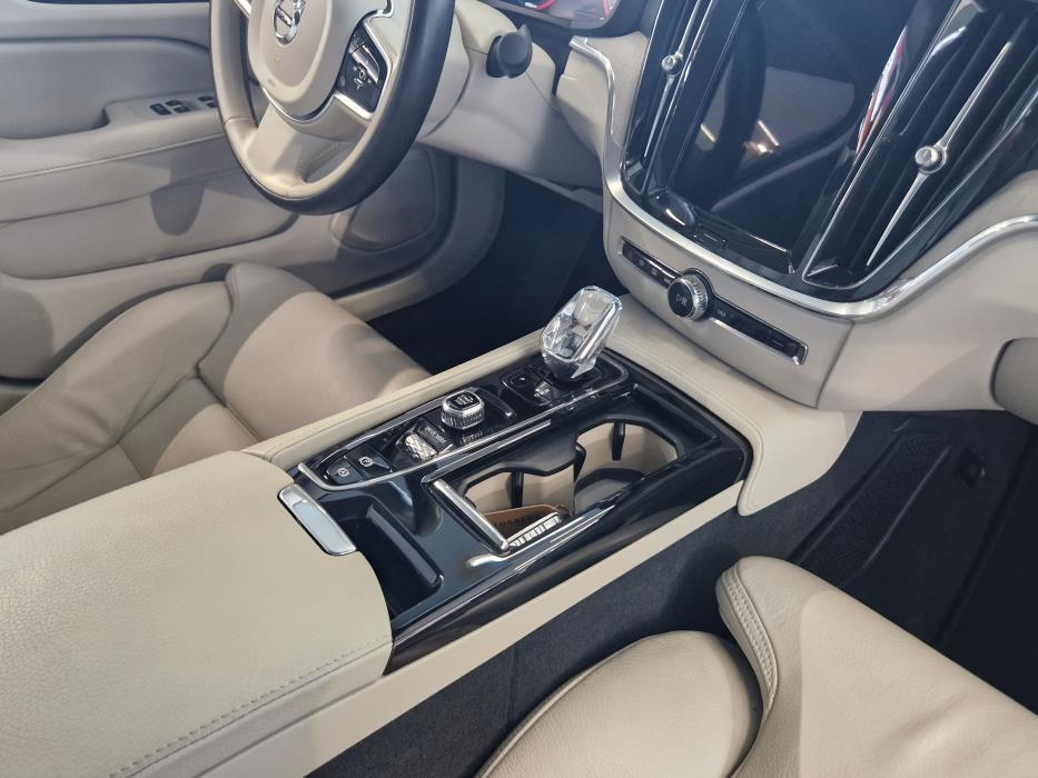 VOLVO XC60 2024