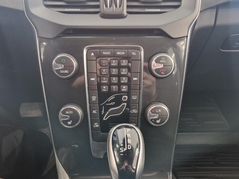 VOLVO V40 2017