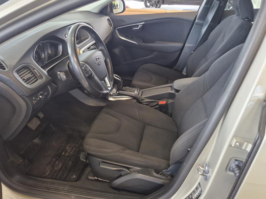 VOLVO V40 2017