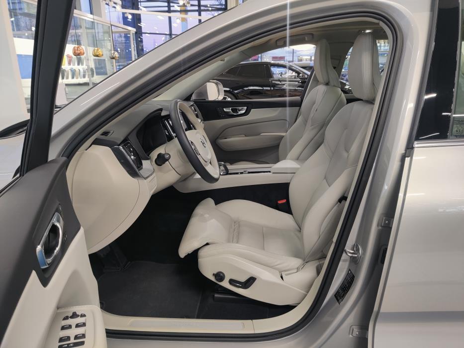 VOLVO XC60 2023