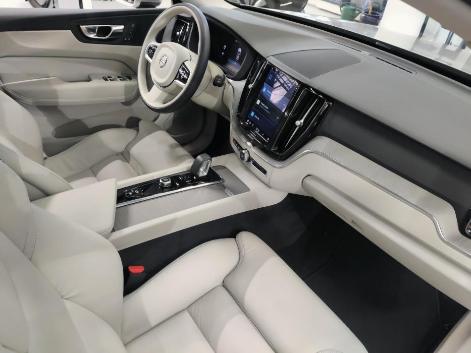 VOLVO XC60 2023