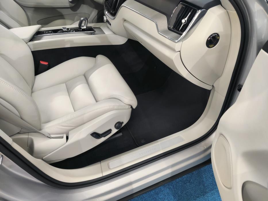 VOLVO XC60 2023