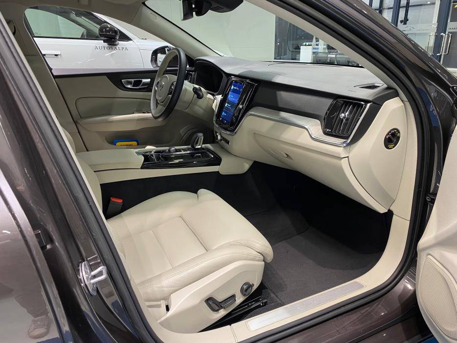 VOLVO V60 2023