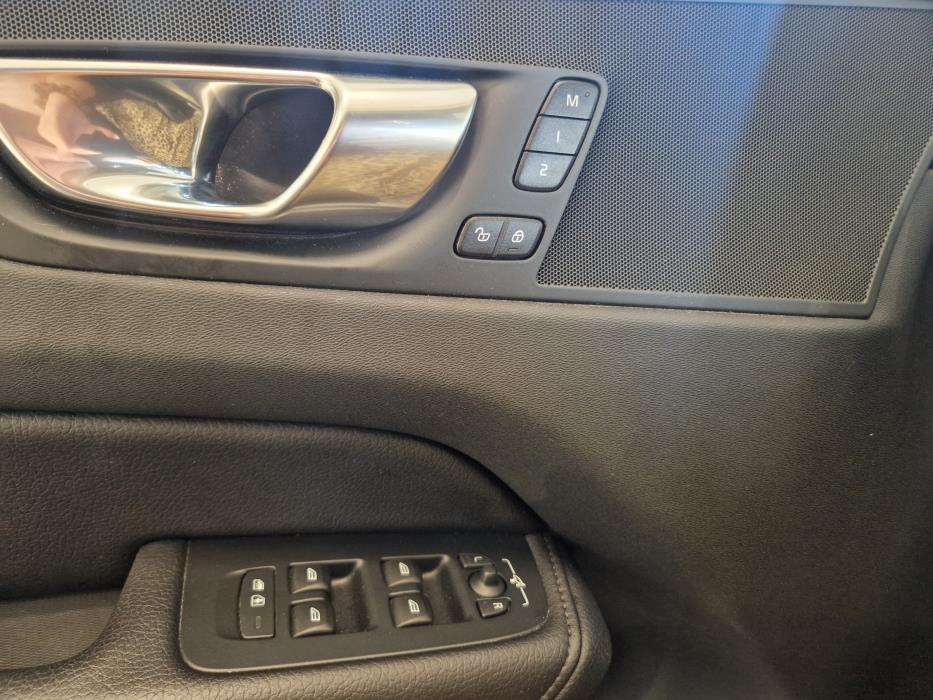 VOLVO XC60 2021