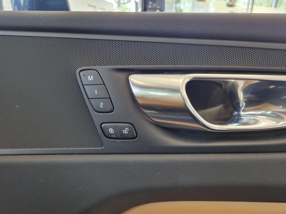 VOLVO XC60 2022