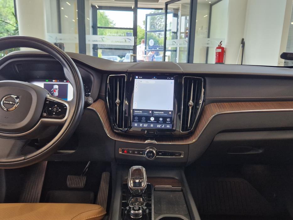 VOLVO XC60 2022
