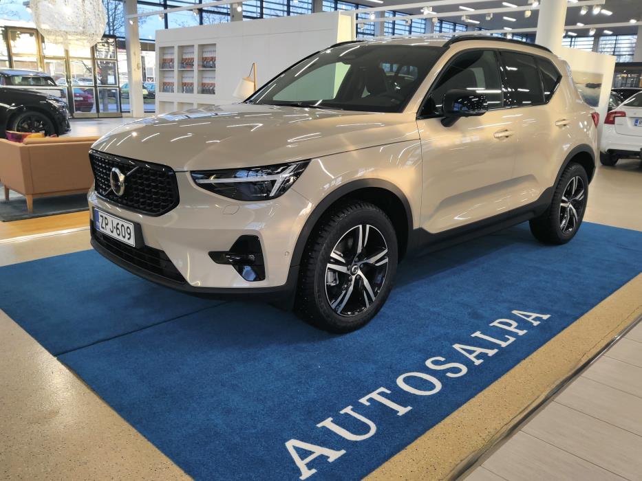 VOLVO XC40 2025