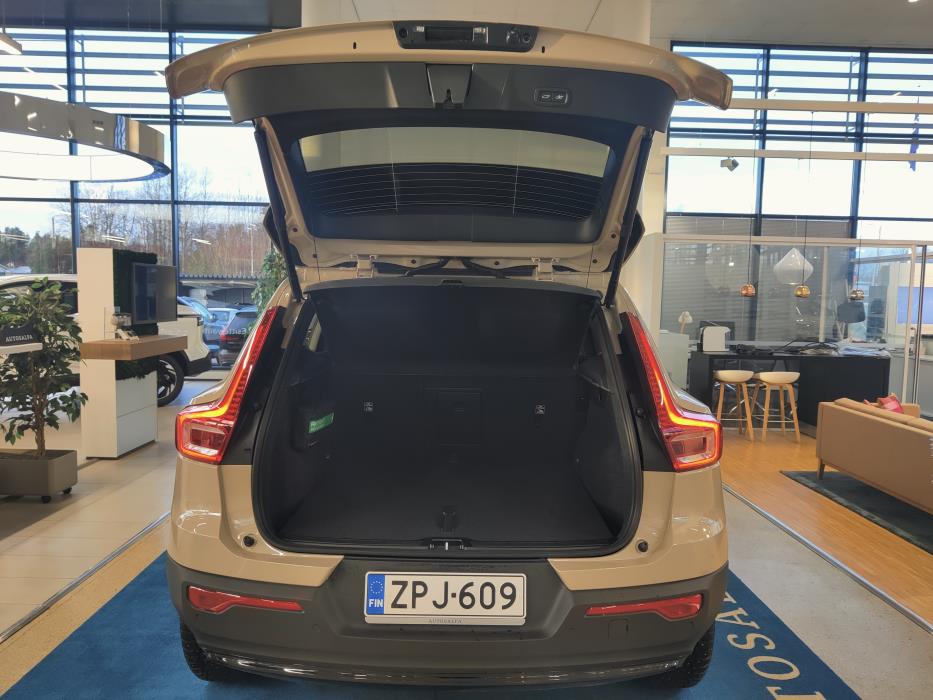 VOLVO XC40 2025