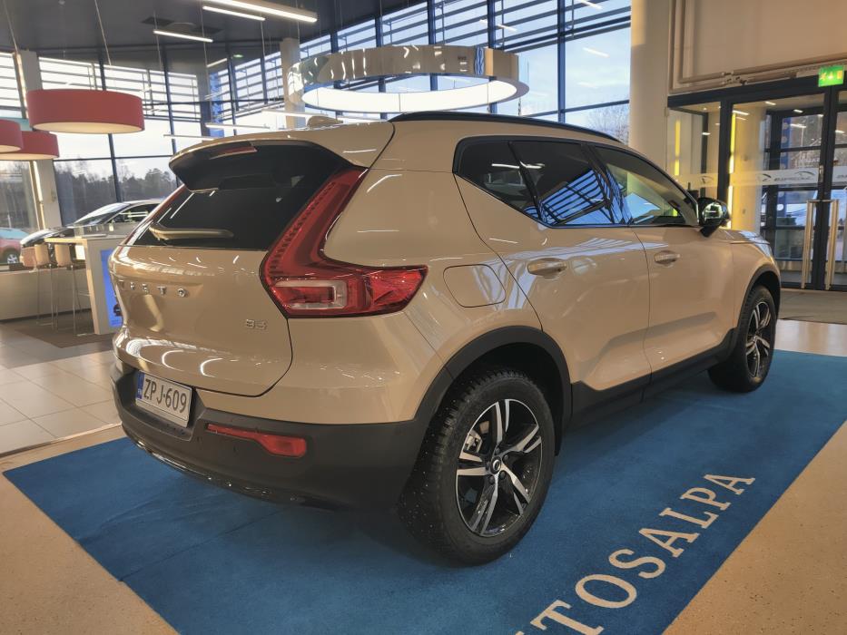 VOLVO XC40 2025