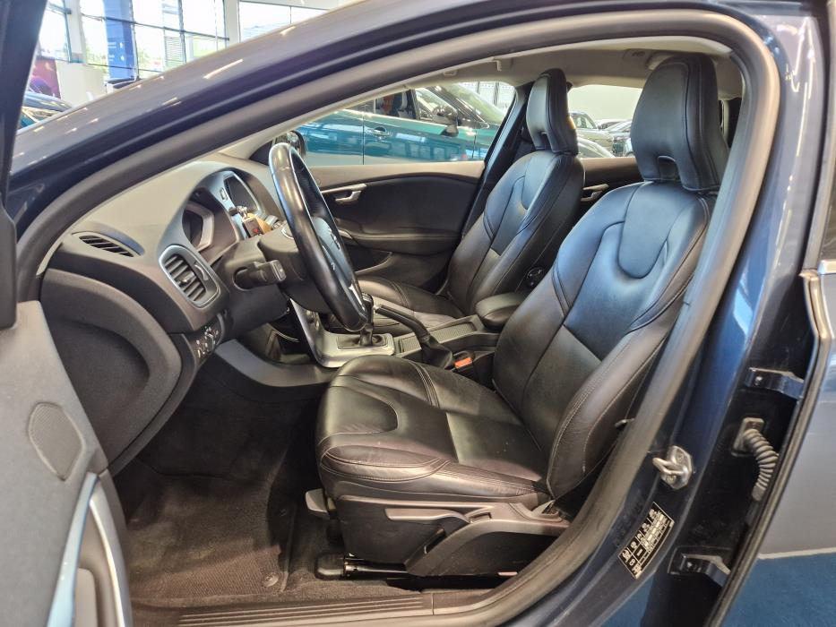 VOLVO V40 2018