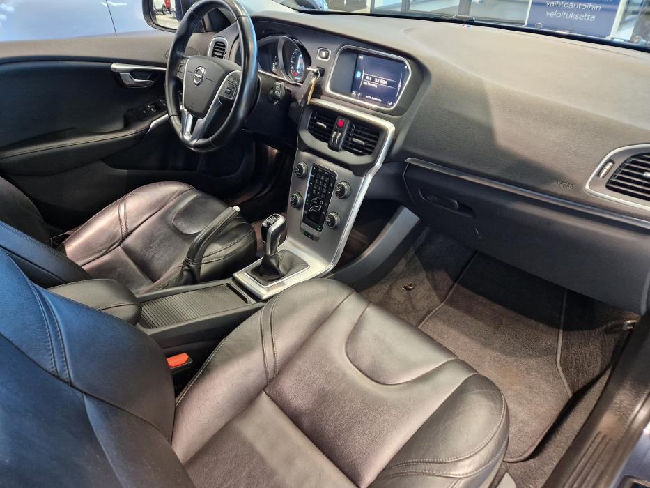 VOLVO V40 2018