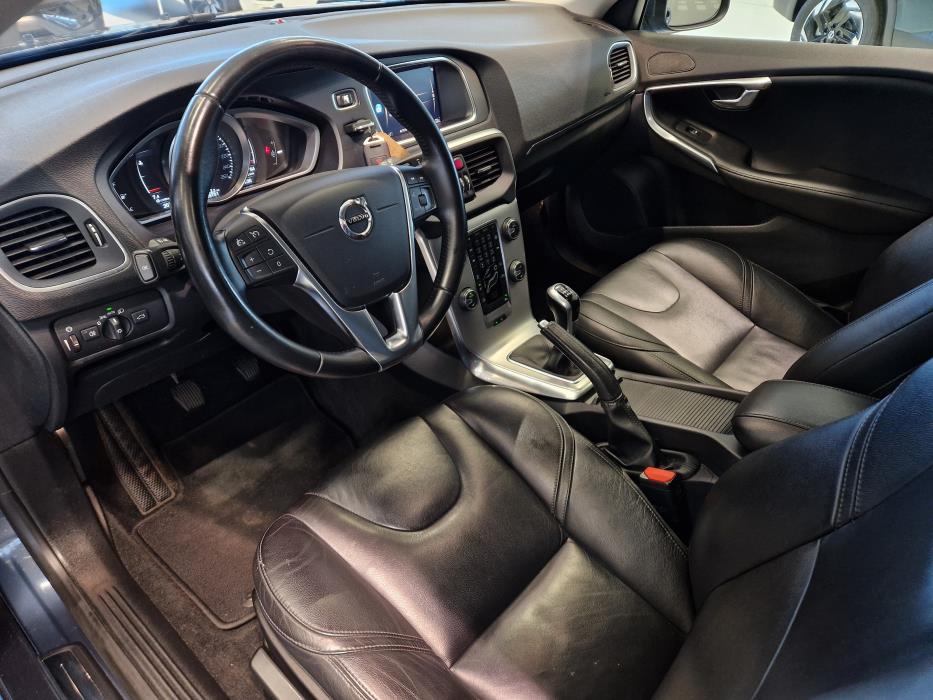VOLVO V40 2018