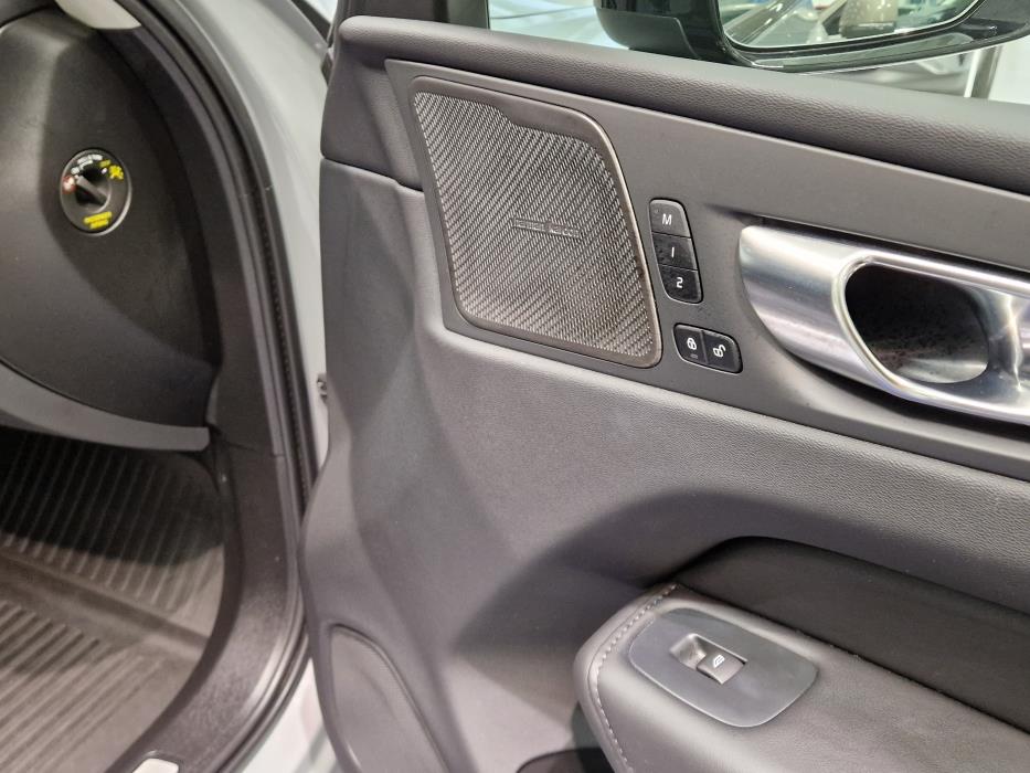 VOLVO XC60 2025