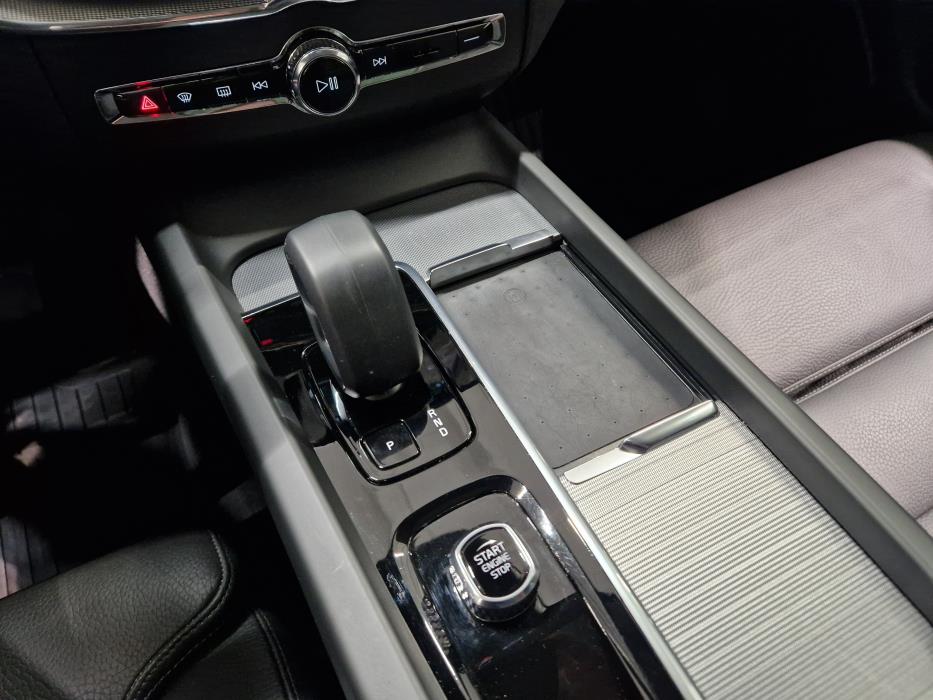 VOLVO XC60 2025