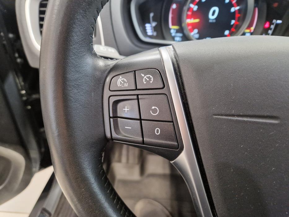 VOLVO V40 2018