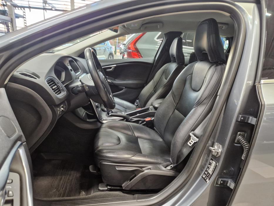VOLVO V40 2018