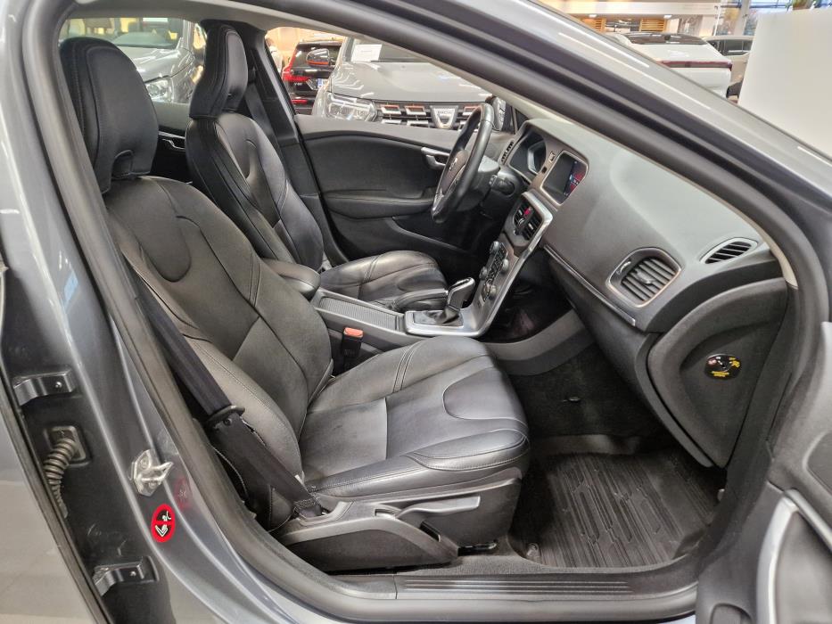 VOLVO V40 2018