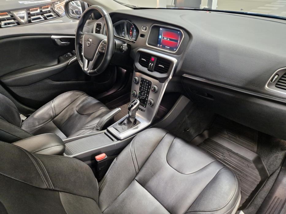 VOLVO V40 2018