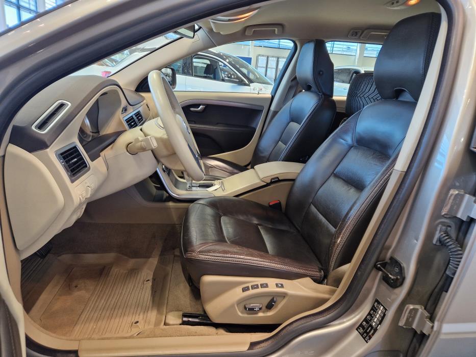 VOLVO XC70 2011