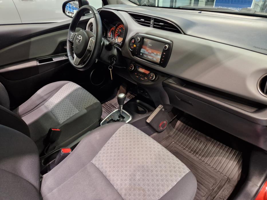 TOYOTA Yaris 2015