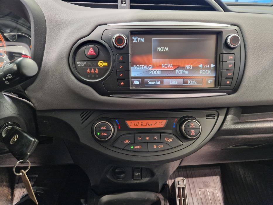 TOYOTA Yaris 2015