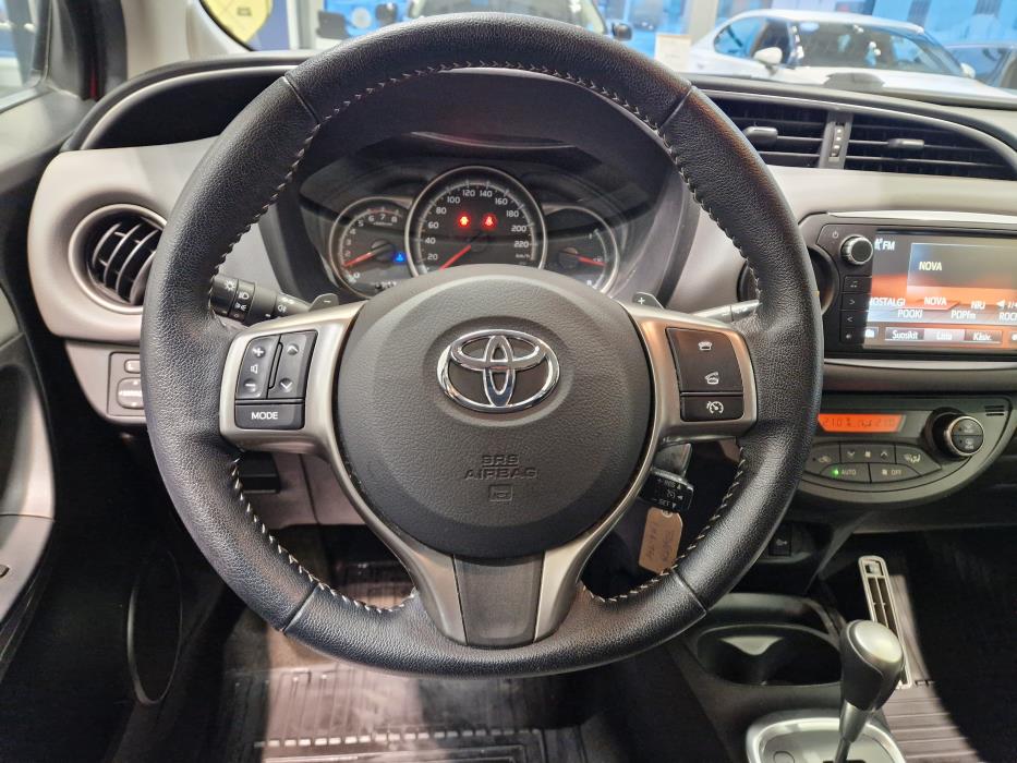 TOYOTA Yaris 2015