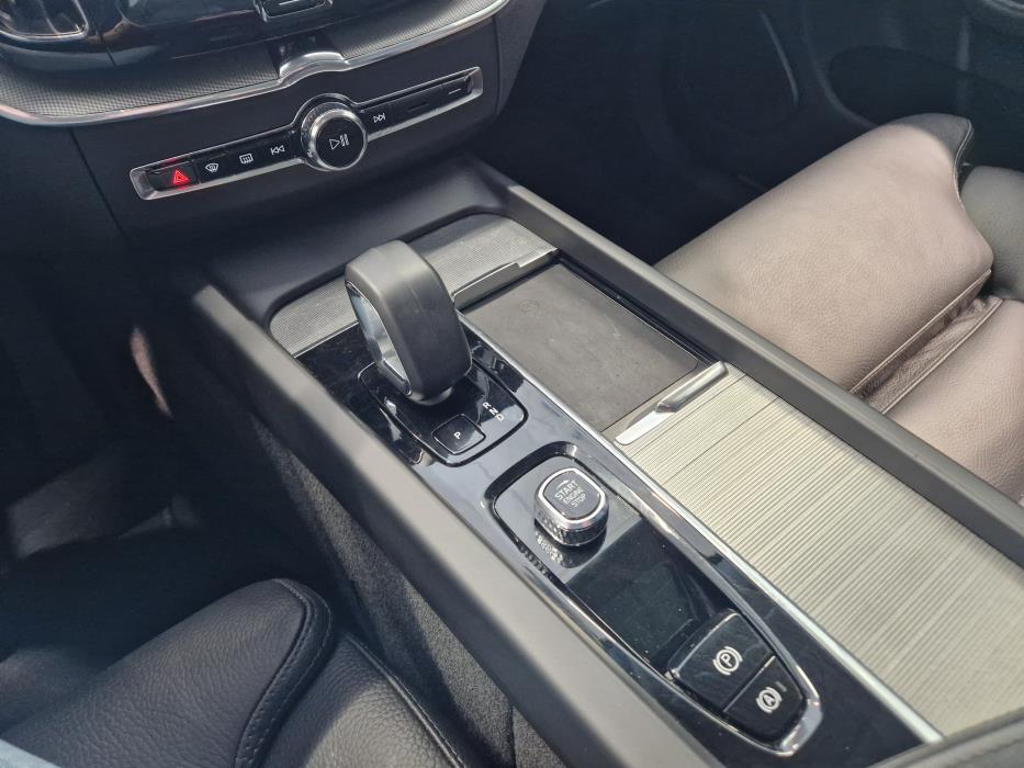 VOLVO XC60 2023