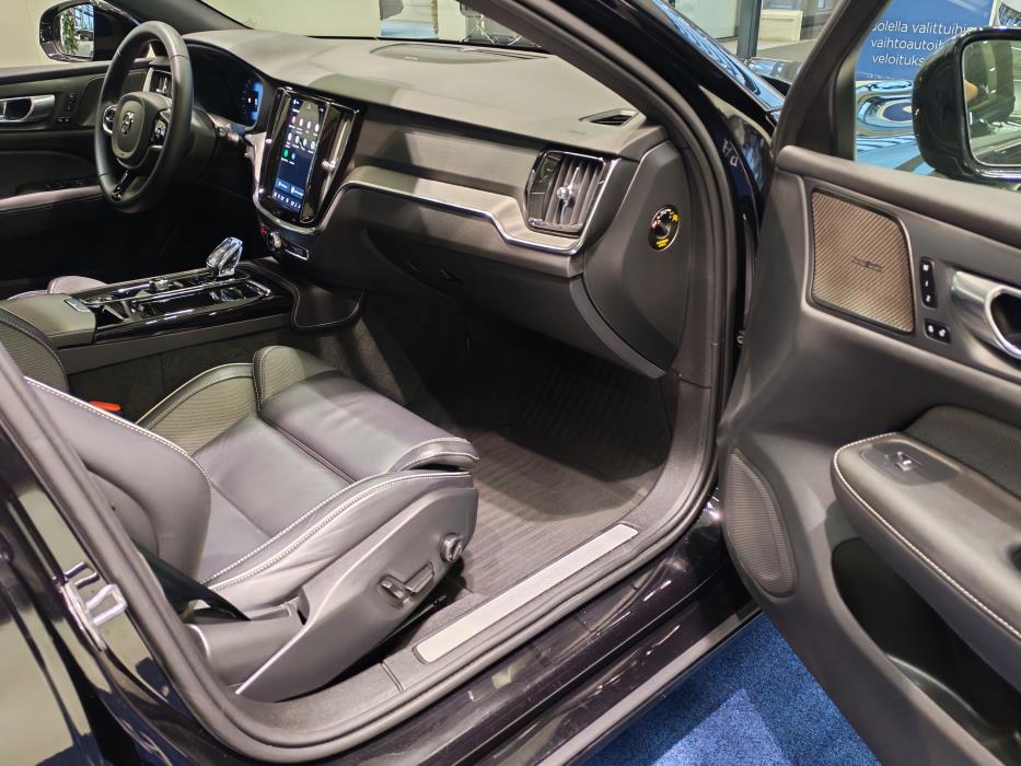 VOLVO V60 2024