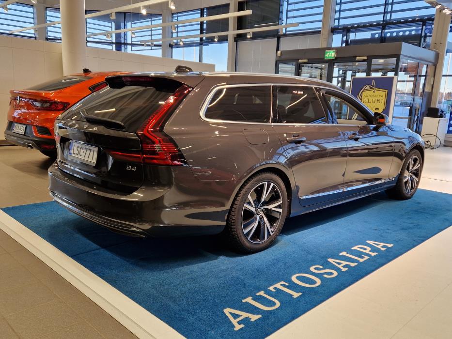 VOLVO V90 2023