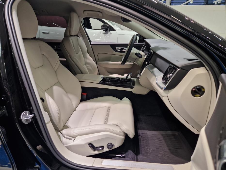 VOLVO V60 2023