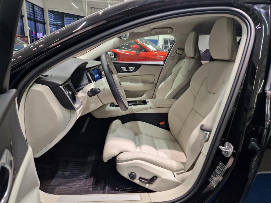 VOLVO V60 2023