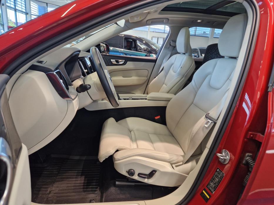 VOLVO XC60 2023