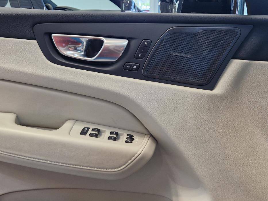 VOLVO XC60 2023