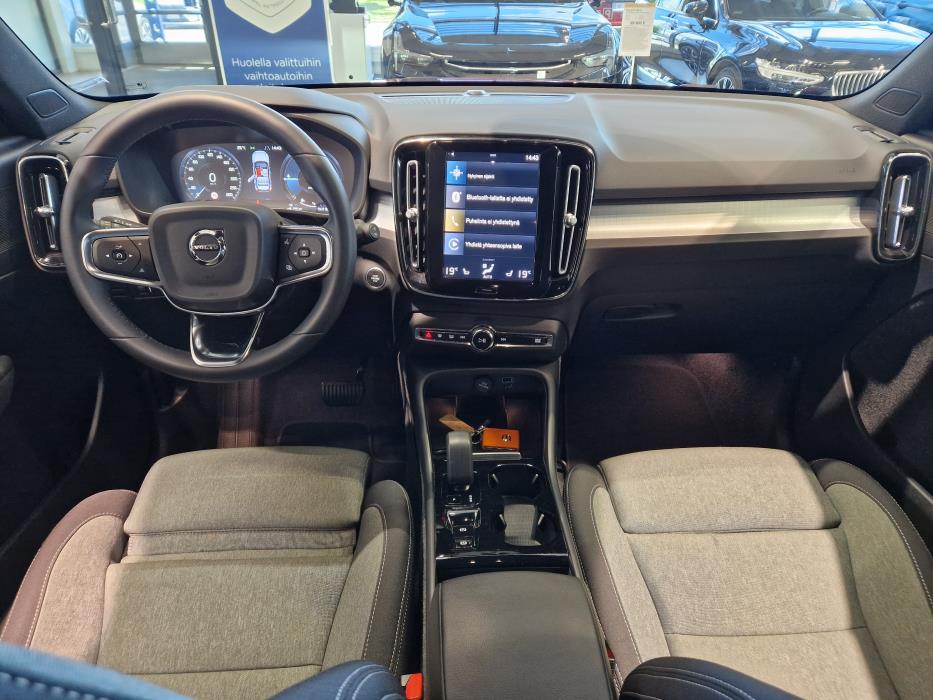 VOLVO XC40 2024
