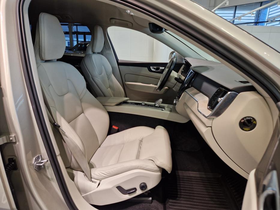 VOLVO XC60 2021