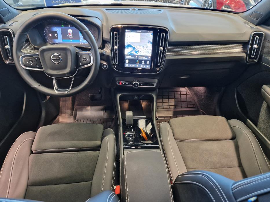 VOLVO XC40 2024