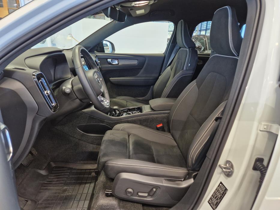 VOLVO XC40 2024