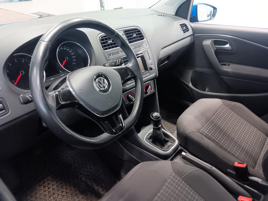 VOLKSWAGEN Polo 2015