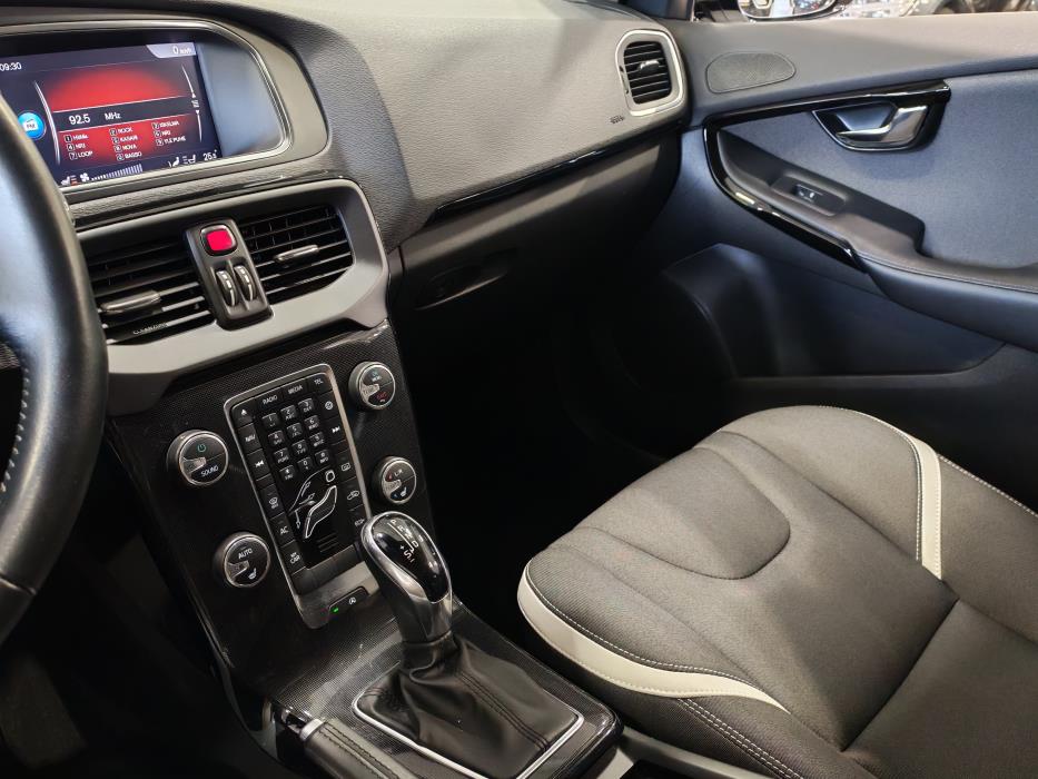 VOLVO V40 2019